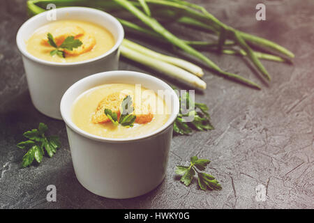 Deux bols de soupe de légumes avec des croûtons et purée de légumes à l'arrière-plan Banque D'Images