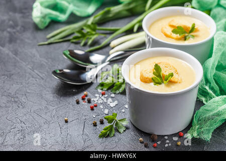 Deux bols de soupe de légumes avec des croûtons et purée de légumes à l'arrière-plan Banque D'Images