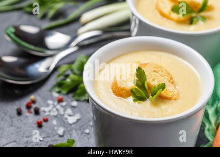 Deux bols de soupe de légumes avec des croûtons et purée de légumes à l'arrière-plan Banque D'Images