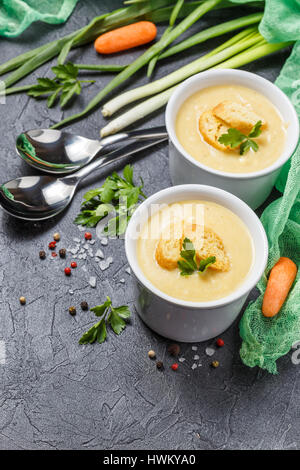 Deux bols de soupe de légumes avec des croûtons et purée de légumes à l'arrière-plan Banque D'Images
