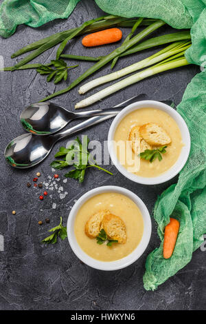 Deux bols de soupe de légumes avec des croûtons et purée de légumes à l'arrière-plan. Vue d'en haut Banque D'Images