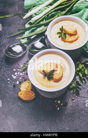 Deux bols de soupe de légumes avec des croûtons et purée de légumes à l'arrière-plan Banque D'Images