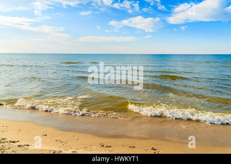 Voir de belles vagues de la mer et de la plage dans village Debki, mer Baltique, Pologne Banque D'Images