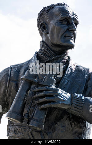 Statue de Frédéric Le Capitaine John Walker regardant la mer à Liverpool Pier Head, England, UK Banque D'Images