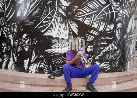 Musicien de rue jouant dans la vieille ville de san juan puerto rico Banque D'Images