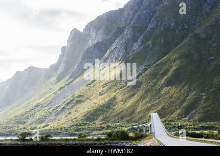 Lofoten, Norvège. Routes et ponts dans le paysage spectaculaire. Banque D'Images