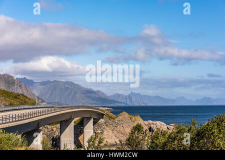 Lofoten, Norvège. Routes et ponts dans le paysage. Banque D'Images