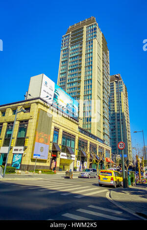 SHANGHAI, CHINE - 29 janvier, 2017 : la marche autour de la concession française de Shanghai district, destination populaire pour les touristes, ici vu avec plus d'édifices modernes en arrière-plan Banque D'Images