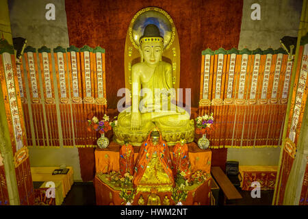 SHANGHAI, CHINE - 29 janvier, 2017 : l'autel avec grande statue du Bouddha en or centré au-dessus, à l'intérieur du temple de Jing'an district Banque D'Images