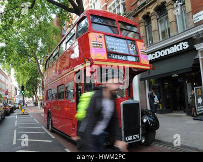 Bus rouge classique de Londres, aide les Londoniens, échoués au cours de la grève des travailleurs souterrains. Banque D'Images