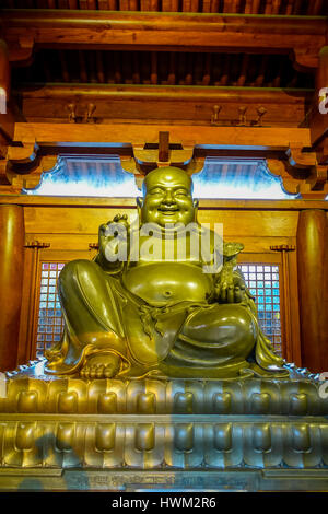 SHANGHAI, CHINE : l'autel avec une grande statue de Bouddha en or centré au-dessus, à l'intérieur du temple de Jing'an district Banque D'Images