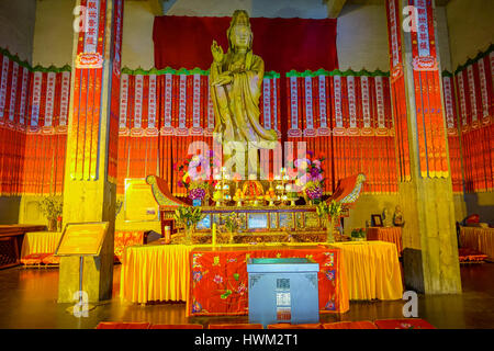 SHANGHAI, CHINE - 29 janvier, 2017 : l'autel avec grande statue du Bouddha en or centré au-dessus, à l'intérieur du temple de Jing'an district Banque D'Images