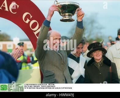 W.W.DENNIS TRAINER & PROPRIÉTAIRE D'HENNESSY GOLD CUP WINNER 30 Novembre 1996 Banque D'Images