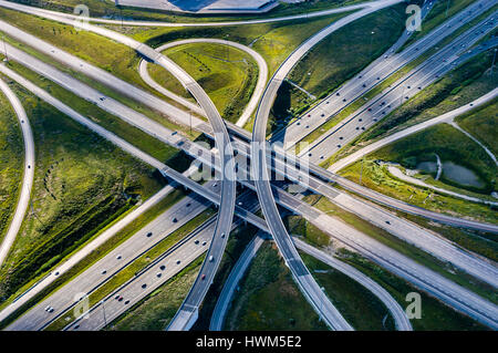 Vue aérienne d'un grand échangeur à l'autoroute 404 et 407, au nord de Toronto, Canada. Banque D'Images