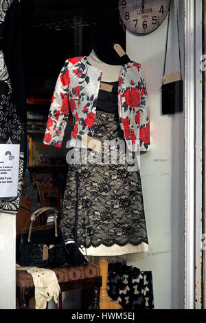 Vêtements d'occasion à vendre dans un magasin de charité Édimbourg fenêtre. Banque D'Images