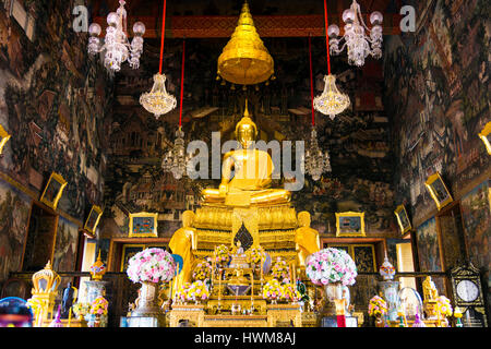 Bouddha assis au Wat Arun Temple (Temple de l'aube) à Bangkok, Thaïlande Banque D'Images