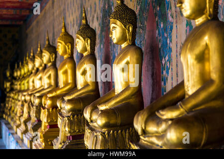 Rangée de bouddhas assis au Wat Arun Temple (Temple de l'aube) à Bangkok, Thaïlande Banque D'Images