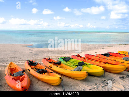 Kayaks de mer sur la plage Banque D'Images