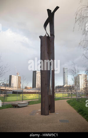 Londres, Royaume-Uni. Mar 21, 2017. Le CTEU artwork "depuis le 11 septembre 2001' au Queen Elizabeth Olympic Park. L'oeuvre est oeuvre d'art fabriqués à partir de l'acier du World Trade Center, a fait don à Londres par l'Autorité portuaire de New York et du New Jersey. L'acier était remis des ravages de Ground Zero à la suite des attaques terroristes sur New York le 11 septembre 2001. Credit : Alberto Pezzali/Pacific Press/Alamy Live News Banque D'Images