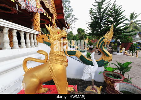 Muang La, Laos-October7, 2015 : Wat Pha temple Vientiane attire des gens de ensemble Udomxai province d'adorer la statue du Bouddha de 400 ans situé dans Banque D'Images