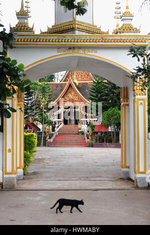 Entrée principale du temple Wat Pha Vientiane, à côté de la rivière Nam Phak-bâtiment moderne abrite une statue de Bouddha de 400 ans que l'on croit être de puissants à mak Banque D'Images