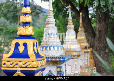 Petites stupas-porte extérieure de Wat Pha Nam Phak Vientiane par le river-bâtiment moderne abrite une statue de Bouddha de 400 ans que l'on croit être puissant pour faire Banque D'Images