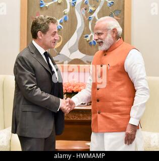 Le Premier Ministre indien Narendra Modi se félicite de l'ancien président de la France, Nicolas Sarkozy lors d'une visite de courtoisie à la résidence des premiers ministres du 18 mars 2017, à New Delhi, en Inde. Banque D'Images