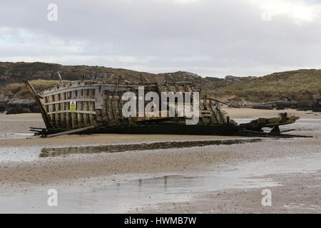 L'épave d'un bateau de pêche en bois à Bunbeg, comté de Donegal, Irlande. L'épave est connu comme mauvais Eddie's (bateau de pêche). Banque D'Images