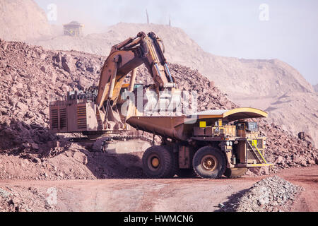 Le chargement de minerai de cuivre sur de très gros corps-dump truck Banque D'Images