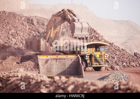 Le chargement de minerai de cuivre sur de très gros corps-dump truck Banque D'Images