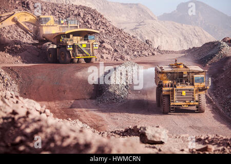 Le chargement de minerai de cuivre sur de très gros corps dump-camion et camion-citerne d'arrosage Banque D'Images
