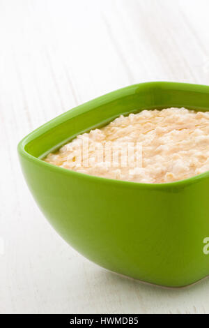 Délicieux et nutritifs frais sain sur l'avoine à l'ancienne table en bois ancien Banque D'Images