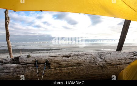 Emplacement de tente sur l'île Nootka, sentier du littoral, l'île de Vancouver Banque D'Images