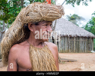 Iquitos, Pérou- 15 mai 2016 : Yagua Indian Senior dans son costume local Banque D'Images