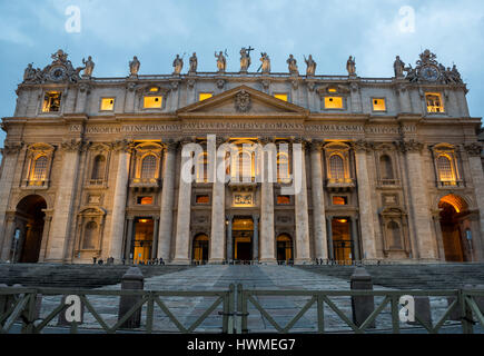 Photo de nuit de la façade de la Basilique Saint Pierre au Vatican Banque D'Images