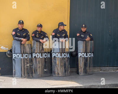 LIma, Pérou - 27 mai 2016 : la police anti-émeute dans les rues de Lima Banque D'Images