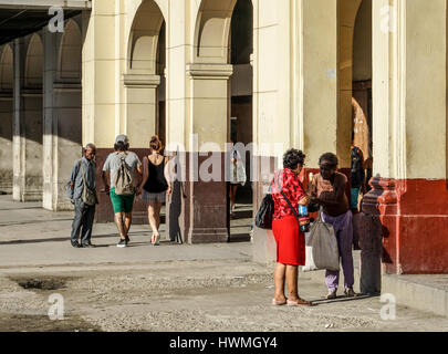 La Havane, Cuba - le 5 janvier 2016 : scène typique de l'un des rues dans le centre de La Havane - l'architecture coloniale, les gens marcher autour de Banque D'Images