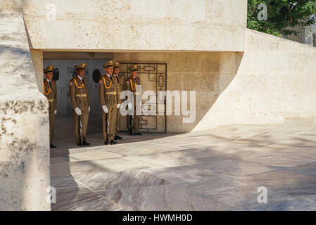 Santiago de Cuba, Cuba - 10 janvier 2016 : La garde du montage ou du changement de la garde au mausolée de Jose Marti dans le cimetière de Santa Ifigenia in Sa Banque D'Images