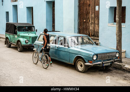 Santiago de Cuba, Cuba - 13 janvier 2016 : scène typique de l'un des rues dans le centre de Santiago de Cuba - architecture colorée, les gens marcher un Banque D'Images