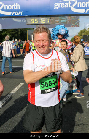 Jom Culshaw exécutant dans Great North Run, la course à la charité pour Jon Egging Trust Banque D'Images