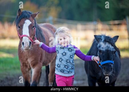 Fille et poney Shetland Banque D'Images