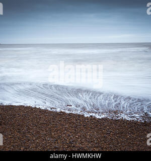 Seascape morning sunrise minimaliste avec plage de galets et de ciel bleu à Shingle Street Suffolk Banque D'Images