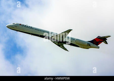 Delta Airlines McDonnell Douglas MD-88, au départ de l'aéroport de Sarasota en Floride la SRQ Banque D'Images