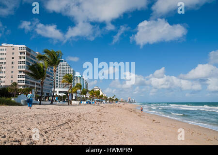 Fort Lauderdale, FL, USA - 27 novembre 2011 : Vue de la plage de Fort Lauderdale avec des gens en vacances d'automne vacances, profiter de la chaleur des blé ensoleillé Banque D'Images