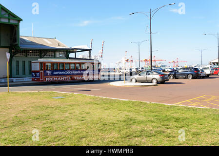 Fremantle, Australie - 10 décembre 2015 Fremantle tram en face du terminal ferry du port de Fremantle en b. Perth, Western Australia, Australia Banque D'Images