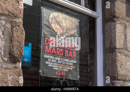 Deep Fried Mars Bar affiche publicitaire dans la fenêtre de l'ancien pub Blackfriars en centre-ville d'Aberdeen, Écosse, Royaume-Uni Banque D'Images