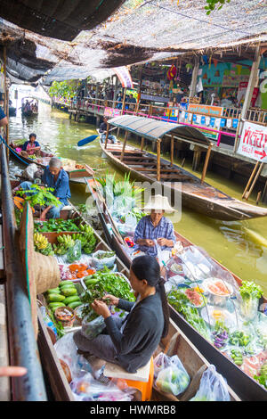 Les femmes vendant des fruits et légumes à partir de bateaux à Khlong Lat Mayom Marché Flottant, Bangkok Thaïlande Banque D'Images