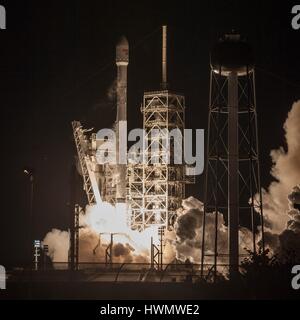 La fusée Falcon 9 SpaceX décollera transportant le satellite de communications commerciales EchoStar XXIII du complexe de lancement 39A au Centre spatial Kennedy le 16 mars 2017 à Cap Canaveral, en Floride. La mission de mettre l'SpaceX satellite en orbite 22 000 kilomètres au-dessus de la Terre et est le premier lancement commercial de la légendaire complexe de lancement 39A. Banque D'Images