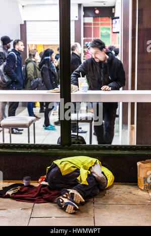 Sans-abri dorment dans la rue sur un trottoir juste à l'extérieur un fast-food, Londres, Angleterre, Royaume-Uni Banque D'Images