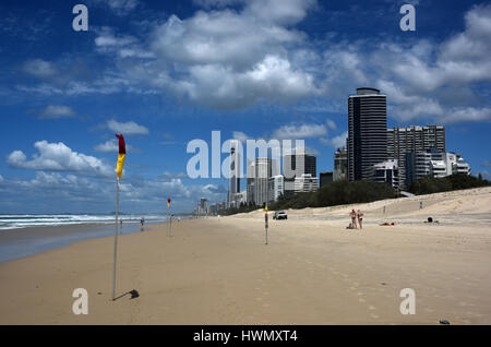 La plage de Surfers Paradise avec drapeaux des sauveteurs Banque D'Images